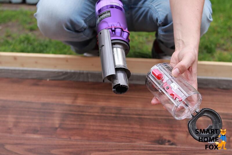 Cleaning the dirt container